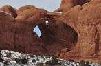 Chegando ao majestoso Double Arch, no Arches National Park, perto de Moab, em Utah, nos Estados Unidos. Os turistas mal aparecem na belíssima paisagem